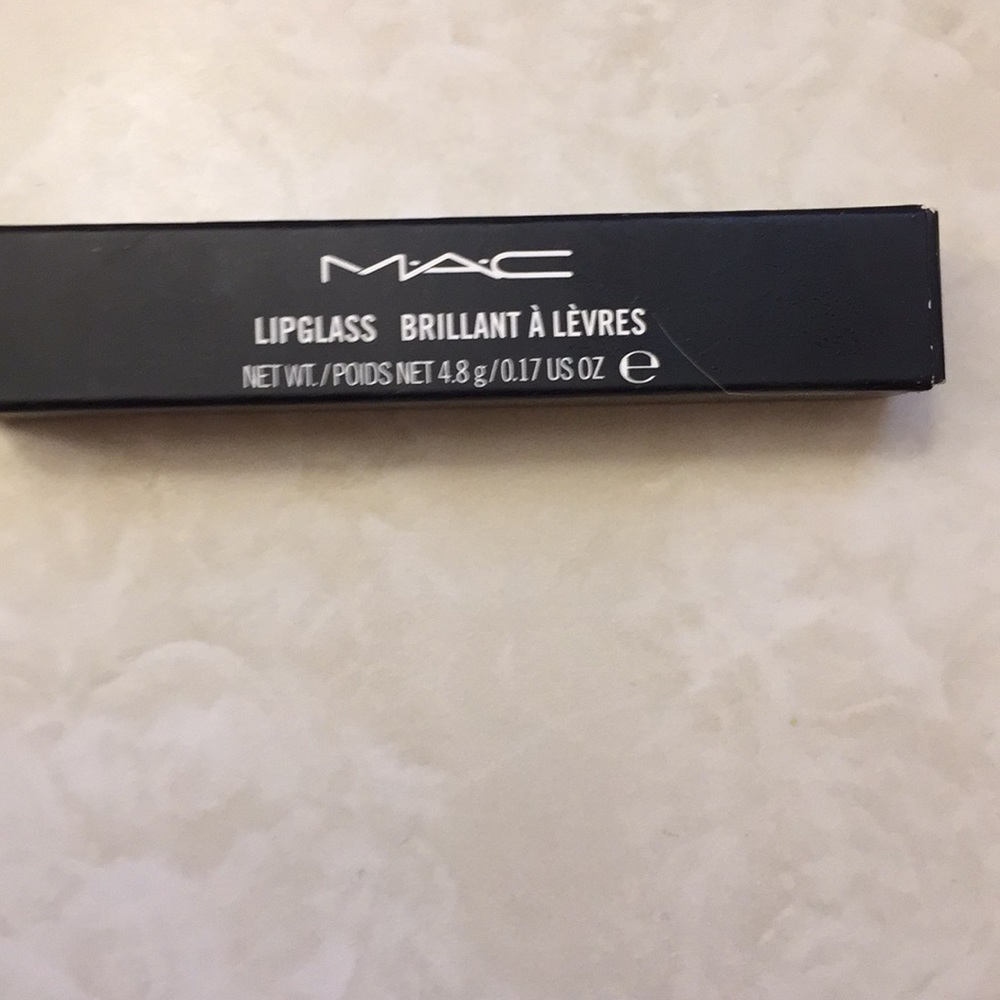 MAC lipglass in snowscene